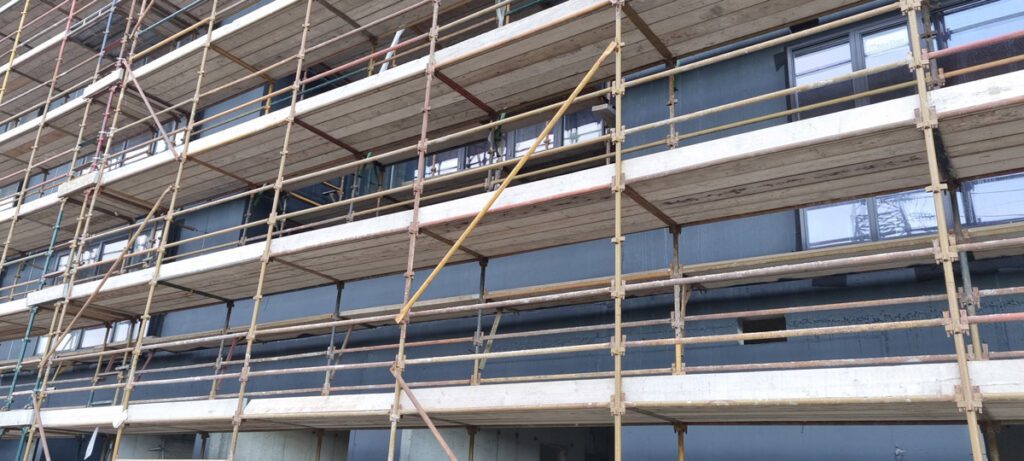 Weatherproof and airtight coating for concrete, masonry and facades